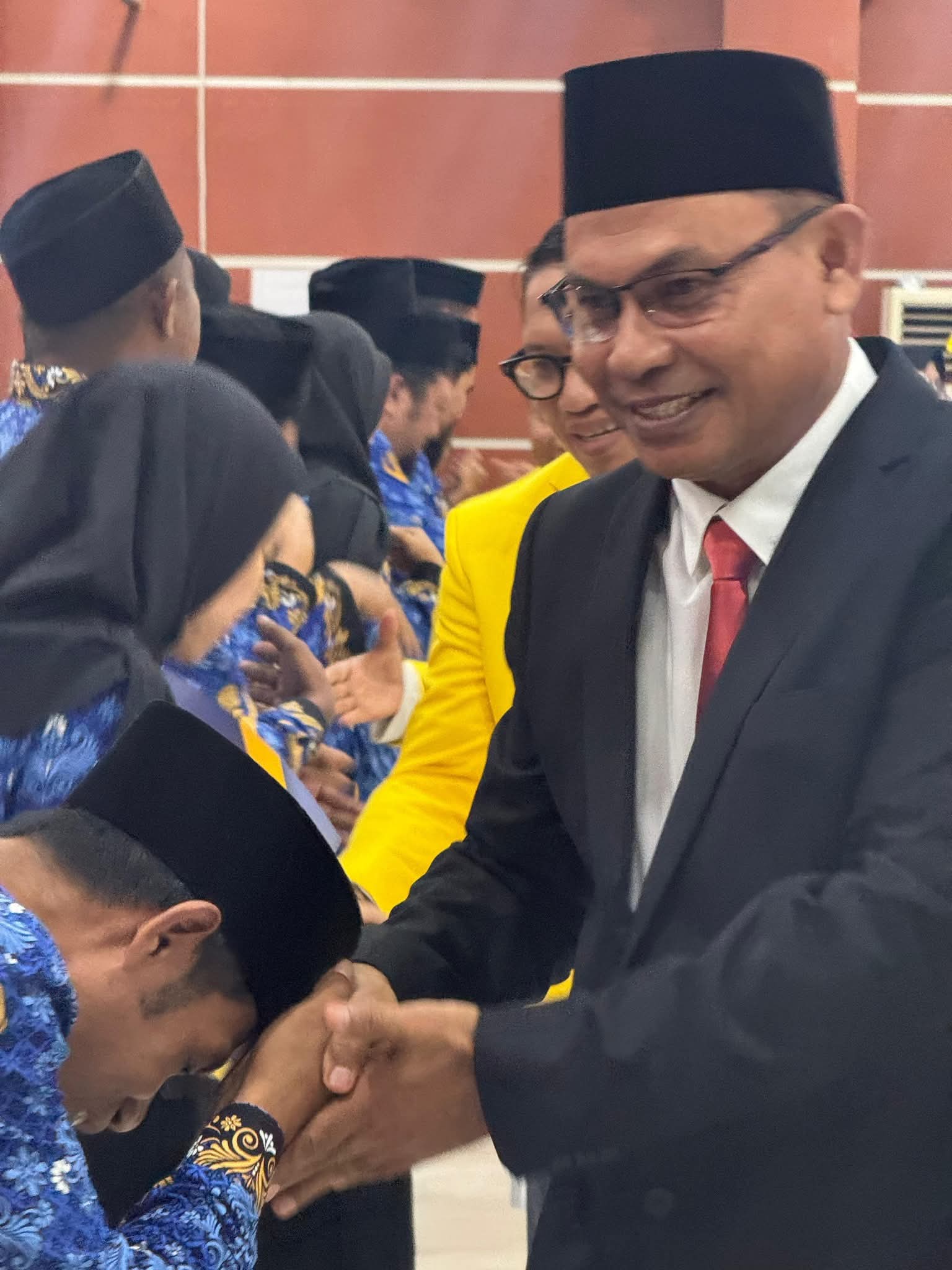 HARU HAMIS KADER JADI ASN SETELAH 21 TAHUN MENGABDI DI UNKHAIR 25 FB IMG 1761645899145