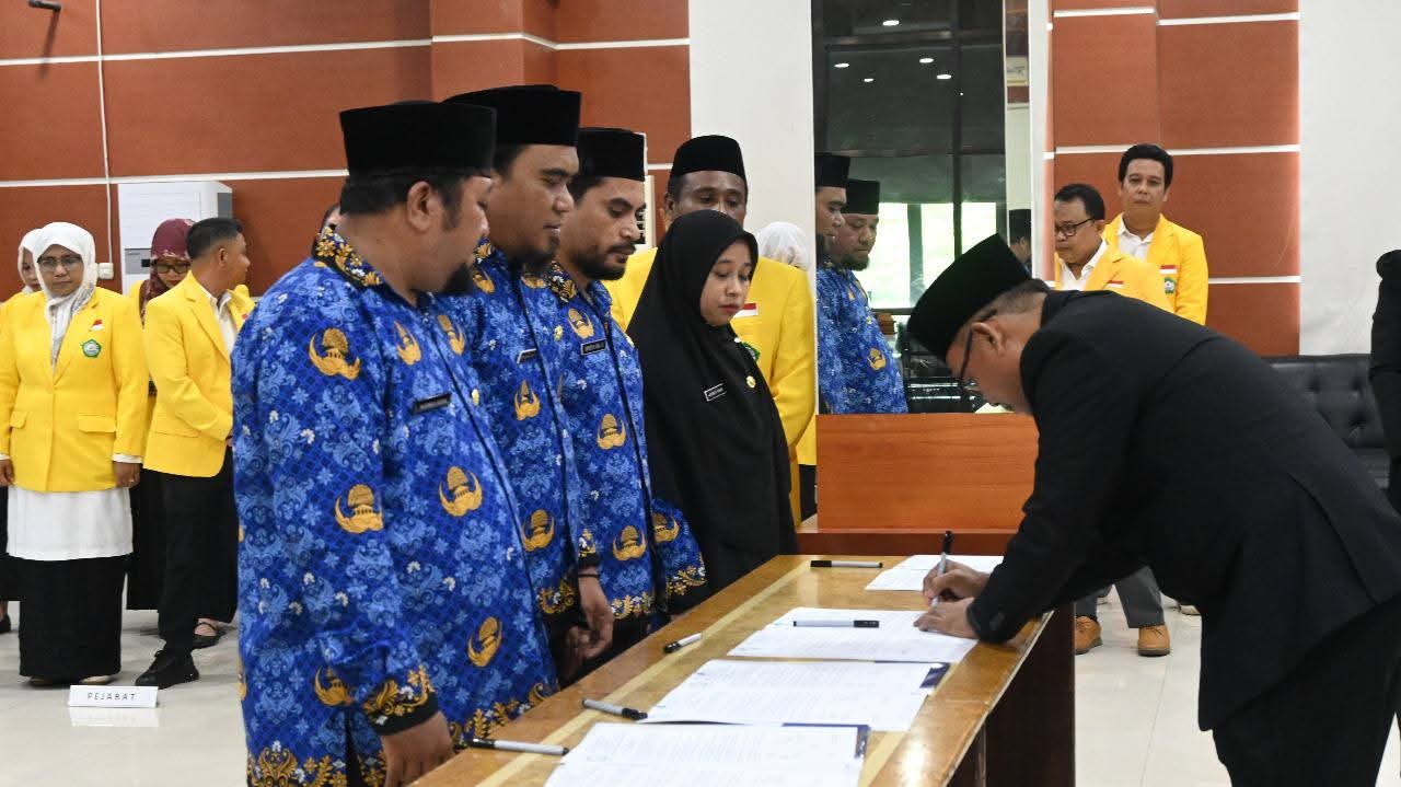 HARU HAMIS KADER JADI ASN SETELAH 21 TAHUN MENGABDI DI UNKHAIR 23 FB IMG 1761645903311