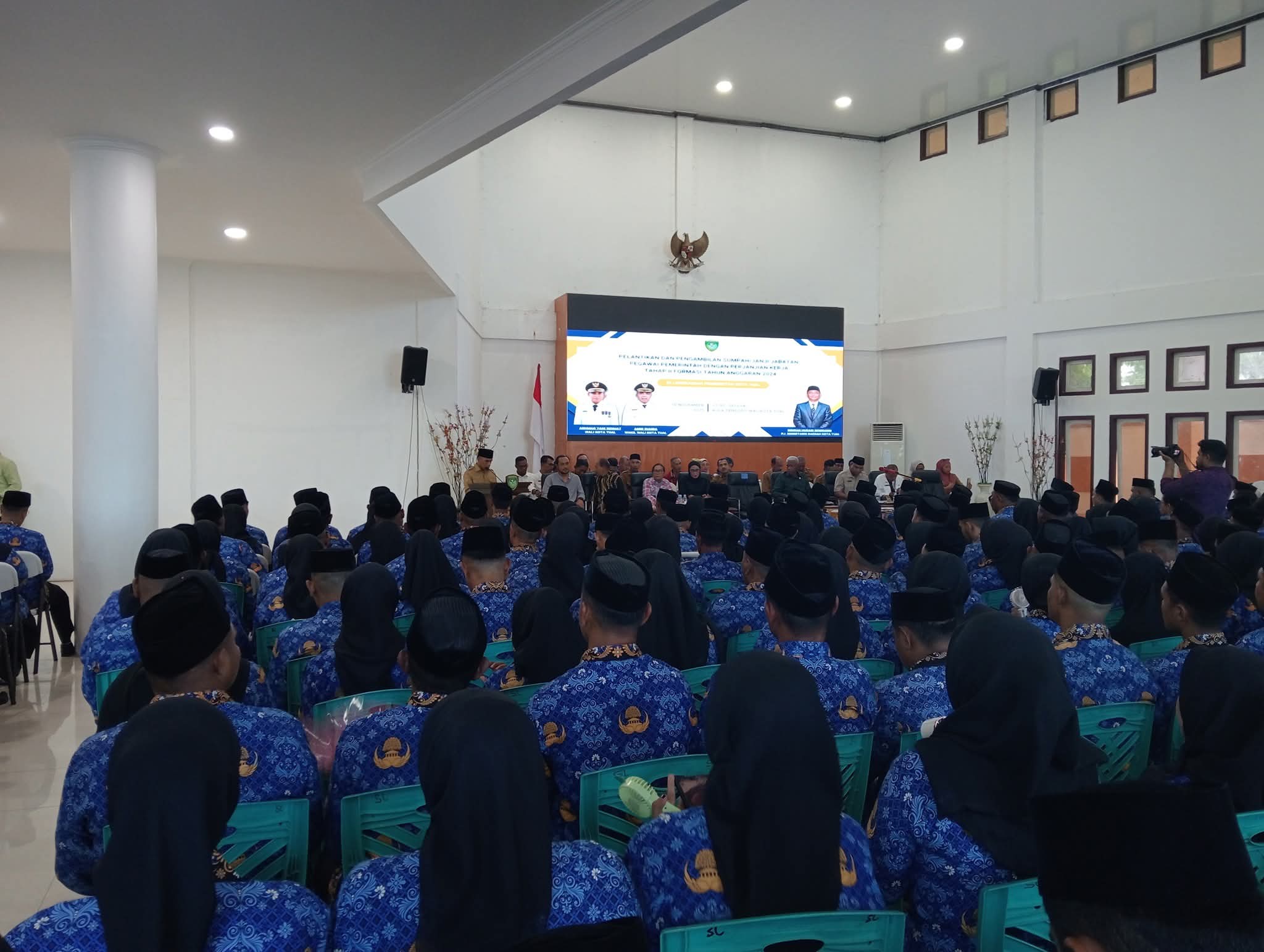 Wakil Wali Kota Tual Lantik 402 PPPK Tahap II, Tekankan Profesionalitas dan Dedikasi Pelayanan Publik 9 FB IMG 1762823015952