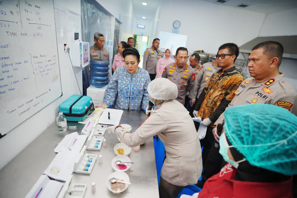 Kapolri dan Ketua Komisi IV DPR RI Tinjau SPPG Bhayangkari Karanganyar, Tegaskan Dukungan untuk Program Makan Bergizi Gratis 12 IMG 20251108 WA0033