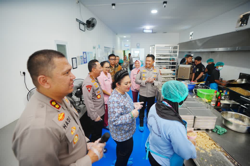 Kapolri dan Ketua Komisi IV DPR RI Tinjau SPPG Bhayangkari Karanganyar, Tegaskan Dukungan untuk Program Makan Bergizi Gratis 10 IMG 20251108 WA0034