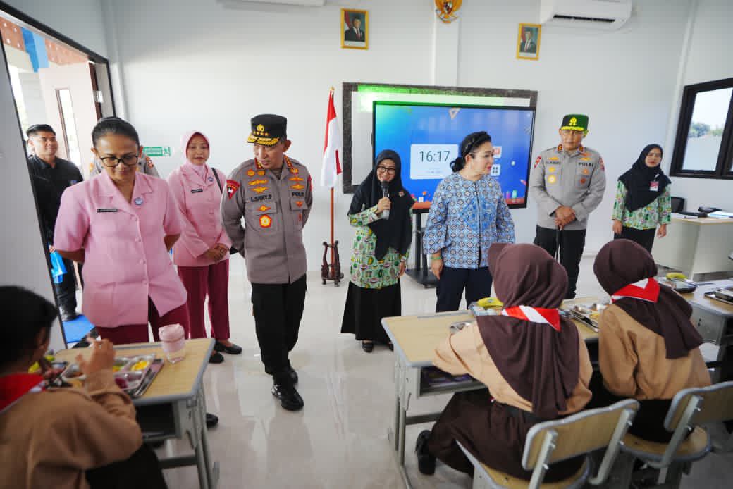 Kapolri dan Ketua Komisi IV DPR RI Tinjau SPPG Bhayangkari Karanganyar, Tegaskan Dukungan untuk Program Makan Bergizi Gratis 9 IMG 20251108 WA0035
