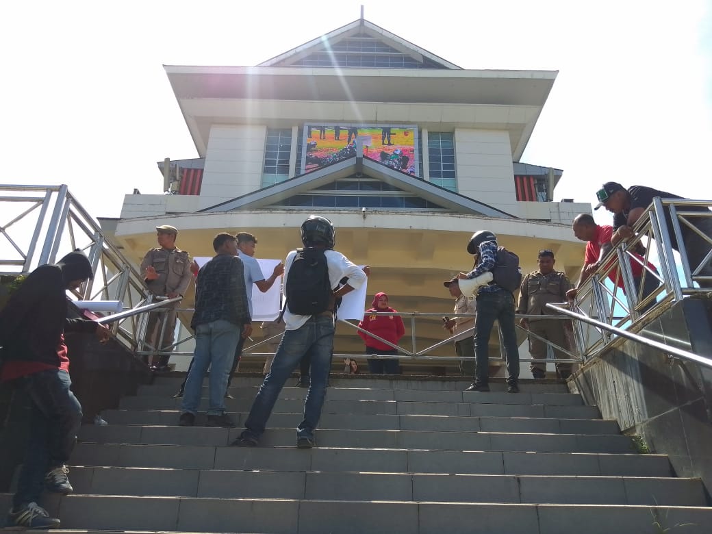 Aliansi Mahasiswa Kapitang Gelar Aksi Demonstrasi di Kantor Gubernur Maluku 7 IMG 20251128 WA0008