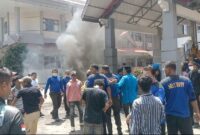 Foto : Masa aksi melakukan demonstrasi di depan gedung Rektorat Universitas Pattimura Ambon, meminta Rektor Copot dekan Fakultas Hukum yang dinilai cacat hukum