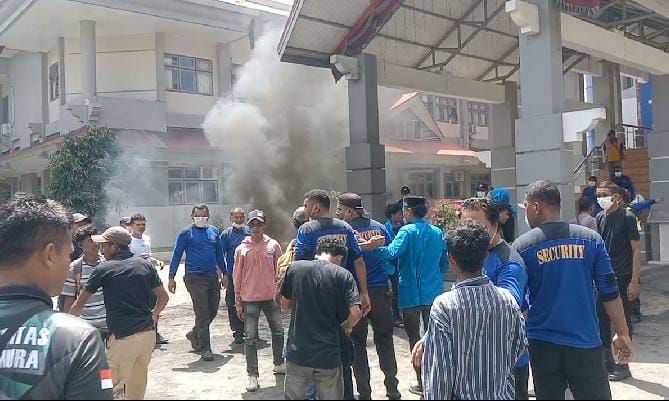 Foto : Masa aksi melakukan demonstrasi di depan gedung Rektorat Universitas Pattimura Ambon, meminta Rektor Copot dekan Fakultas Hukum yang dinilai cacat hukum