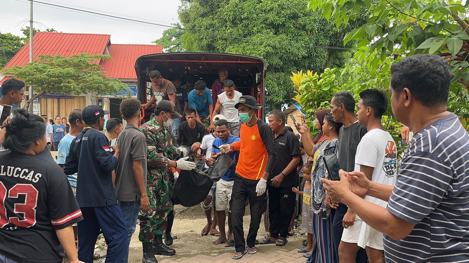 Diduga Tenggelam Saat Berenang, Pria Lansia Ditemukan Meninggal oleh Tim SAR Gabungan di Perairan SBB 6 IMG 20251226 WA0008 1