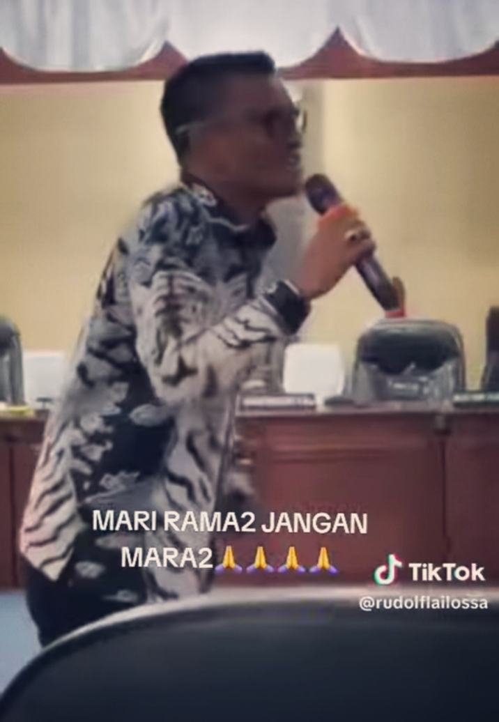 Heboh di Publik Setelah Beredar Video Karaoke Anggota DPRD Malteng 5 IMG 20251206 223718