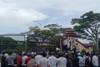 Foto : Masa aksi kepung Mapolda Maluku