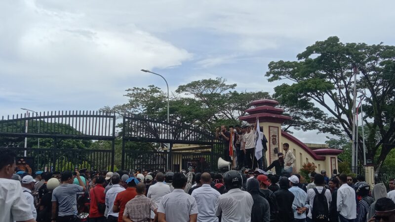 Foto : Masa aksi kepung Mapolda Maluku