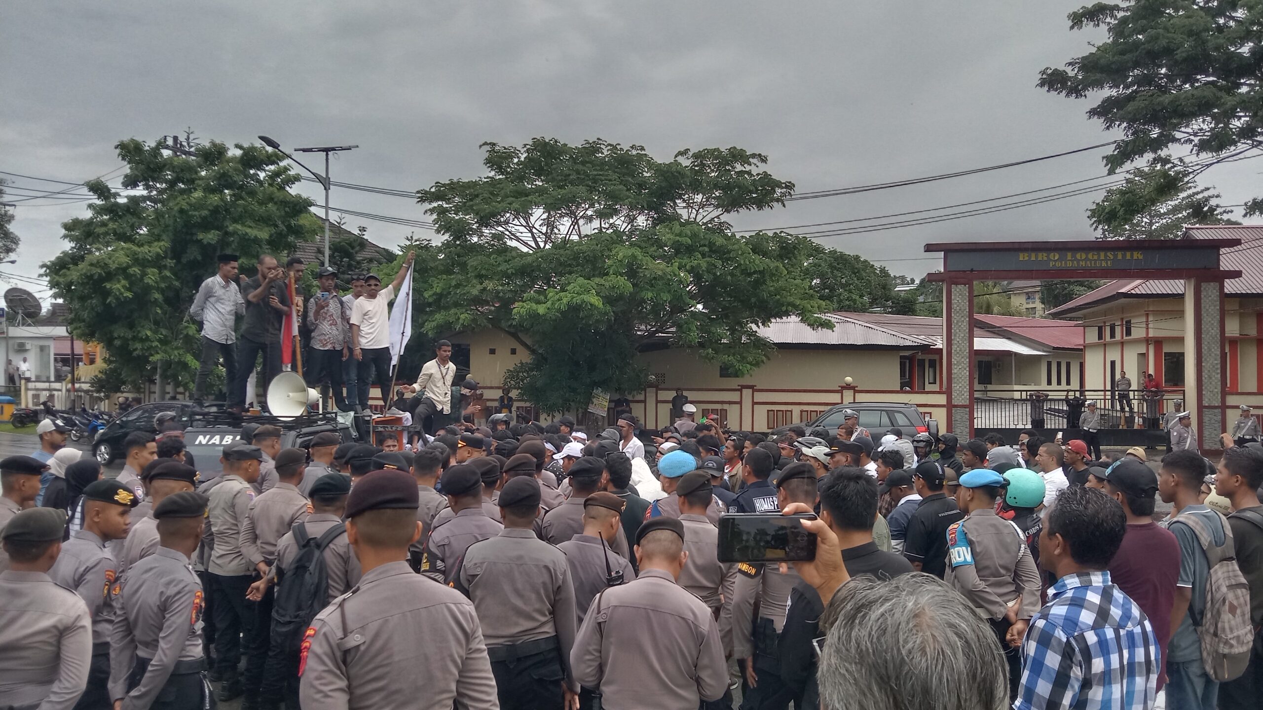 Keluarga Besar Ambalau Kota Ambon Minta Polda Maluku Tangkap Pelaku Penikaman di Kota Ambon 8 IMG 20251217 122147 scaled