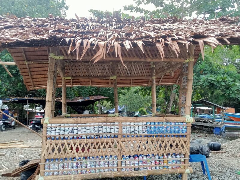Foto: Bangunan Penjual Dari Eco Brick Negeri Laha