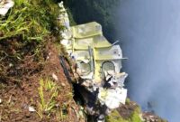 Foto: Serpian bagian badan dan ekor pesawat ATR 42-500 di kawasan lereng selatan gunung bulusaraung,maros,sulawesi selatan