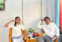 Foto: Valentino Manduapessy dan Karinda Lattuheru saat diskusi yang digelar di Rumah Bacarita Kiri Project, Negeri Waraka, Kecamatan Teluk Elpaputih, Kabupaten Maluku Tengah, Minggu sore sekitar pukul 16.00 WIT.