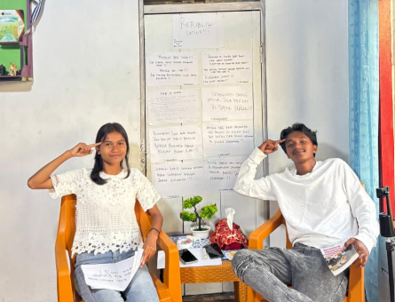 Foto: Valentino Manduapessy dan Karinda Lattuheru saat diskusi yang digelar di Rumah Bacarita Kiri Project, Negeri Waraka, Kecamatan Teluk Elpaputih, Kabupaten Maluku Tengah, Minggu sore sekitar pukul 16.00 WIT.