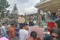 Foto: Mahasiswa maluku barat daya geruduk kantor gubernur maluku