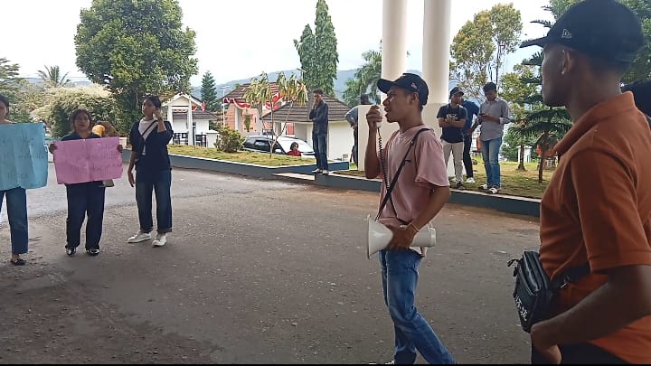 Trayek Kapal Per1ntis Dihentikan, Mahasiswa MBD Datangi DPRD Maluku 4 WhatsApp Image 2026 01 21 at 07.48.30