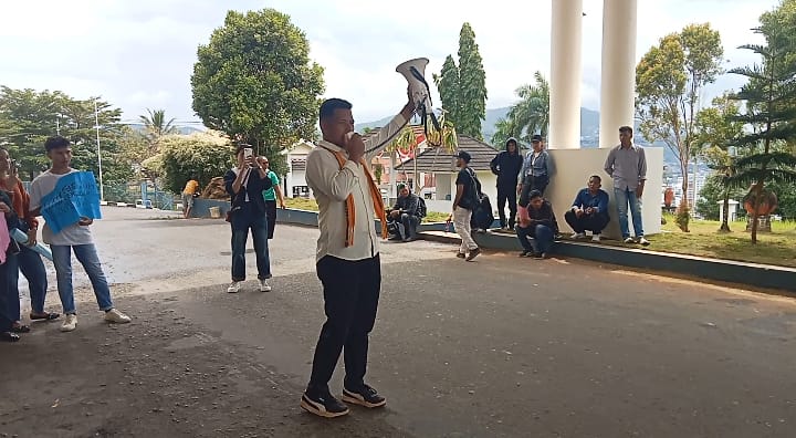 Trayek Kapal Per1ntis Dihentikan, Mahasiswa MBD Datangi DPRD Maluku 5 WhatsApp Image 2026 01 21 at 07.49.42