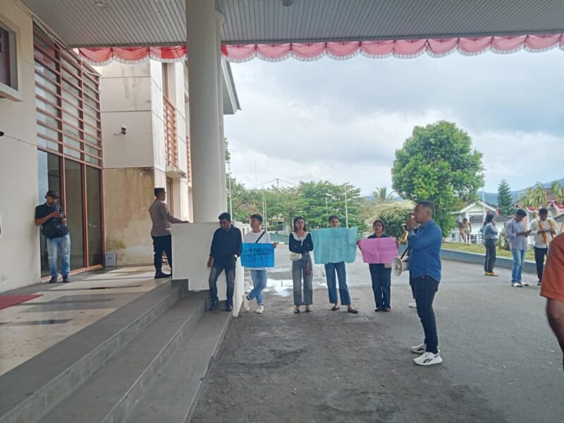Foto: Aksi unjuk rasa oleh mahasiswa MBD di gedung DPRD Prov.maluku,Rabu (21/01/2026)