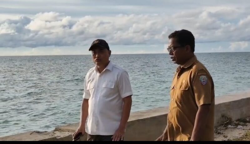 Tangkapan Layar Bupati Aru (kana) bersama DLH, pada saat menijau lokasi rawan abrasi di sekitaran Tanjung Lampu, Kota Dobo, Kecamatan Pulau-Pulau Aru, Kepulauan Aru, Maluku. Senin (6/4/2026).
Foto : Mn/Ar