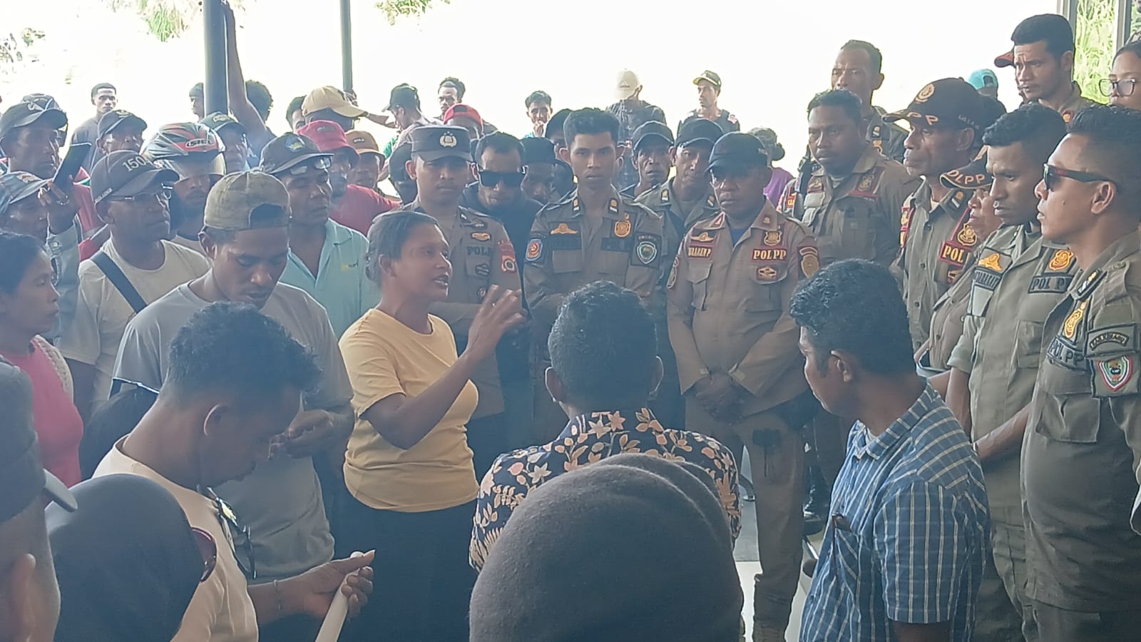 Tinjau Lokasi Darurat Abrasi, Bupati Aru Tegaskan Pelarangan Galiam C Ilegal 4 IMG 20260408 WA0010