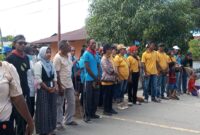 Penyambutan kedatangan puluhan warga dari negeri waraloin, oleh warga setempat. Rabu, (22/04/2026). Foto, Mn/Eh.