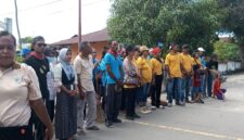 Penyambutan kedatangan puluhan warga dari negeri waraloin, oleh warga setempat. Rabu, (22/04/2026). Foto, Mn/Eh.