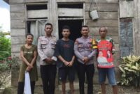 Pihak kepolisian bersama Victor Adam Parera dan kedua orang tuanya di kediaman mereka. Foto: Facebook, Trisia Parera.