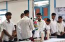 Prosesi pelantikan dan serahterima jabatan oleh ketua ranting lama ke ketua ranting baru pada (23/04/2026) di gereja kalvari jemaat GPM oirleli. Foto: Facebook AMGPM Ranting Oirleli 