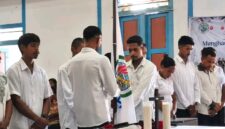 Prosesi pelantikan dan serahterima jabatan oleh ketua ranting lama ke ketua ranting baru pada (23/04/2026) di gereja kalvari jemaat GPM oirleli. Foto: Facebook AMGPM Ranting Oirleli 
