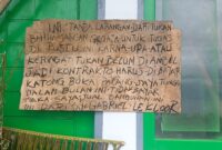 Pekerja memalang bangunan pustu oirleli, dikarenakan upah mereka belum dibayar hingga kini. Foto: ist 