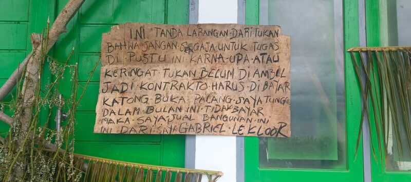 Pekerja memalang bangunan pustu oirleli, dikarenakan upah mereka belum dibayar hingga kini. Foto: ist 
