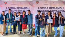Peserta lomba pemandu museum Siwalima 2026 bersama dosen pendamping. Foto (Doc).ist. 