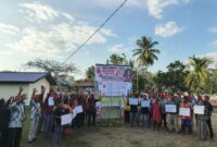 Masyarakat Adat Negeri Seti, Kecamatan Seram Utara Timur Seti, Kabupaten Maluku Tengah, menggelar aksi pernyataan sikap atas pemasangat patok Hutan Produksi Terbatas (HPT) diatas tanah Nusa Folla, Sabtu (25/07/2026).