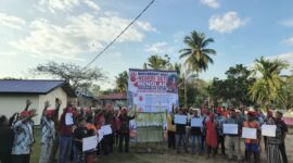 Masyarakat Adat Negeri Seti, Kecamatan Seram Utara Timur Seti, Kabupaten Maluku Tengah, menggelar aksi pernyataan sikap atas pemasangat patok Hutan Produksi Terbatas (HPT) diatas tanah Nusa Folla, Sabtu (25/07/2026).