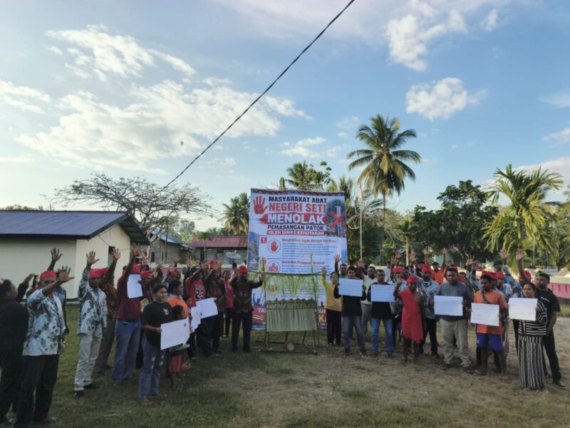 Masyarakat Adat Negeri Seti, Kecamatan Seram Utara Timur Seti, Kabupaten Maluku Tengah, menggelar aksi pernyataan sikap atas pemasangat patok Hutan Produksi Terbatas (HPT) diatas tanah Nusa Folla, Sabtu (25/07/2026).