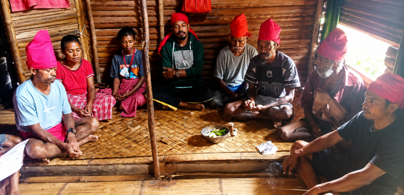 Masyarakat Adat negeri Kanike duduk bersama di kediaman Ketua Saniri Negeri Kanike, Sondri Lilimau, menyatakan sikapnya atas penetapan batas kawasan konservasi, Rabu (8/7/2026)