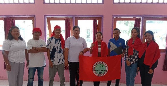 Gema Penu Setara Gelar Takilele dan Salurkan Bantuan Pendidikan di SD Negeri 344 Maluku Tengah 4 GPS bersama guru guru SD Kaloa