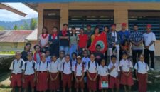Foto: Gerakan Mahasiswa Pemuda Pegunungan Seram Utara (GemaPenuSetara) bersama siswa/i SDN 351 Maluku Tengah, Selasa (28/7/2026).