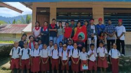 Foto: Gerakan Mahasiswa Pemuda Pegunungan Seram Utara (GemaPenuSetara) bersama siswa/i SDN 351 Maluku Tengah, Selasa (28/7/2026).