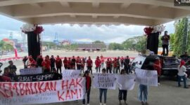 Masyarakat Adat Pegunungan Seram Utara Aksi Demonstrasi di Depan Kantor Gubernur Maluku, kamis (20/8/2026).