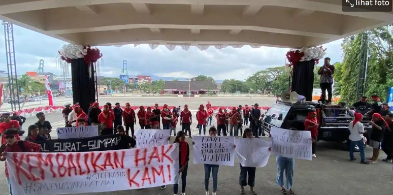 Masyarakat Adat Pegunungan Seram Utara Aksi Demonstrasi di Depan Kantor Gubernur Maluku, kamis (20/8/2026).