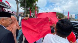 Mahasiswa Pegunungan Seram Utara yang tergabung dalam Aliansi SouUpaa Melawan dihalangi aparat saat ingin bertemu Gubernur Maluku dan memberikan surat tertulis yang dititipkan Kepala Tanah Negeri Manusela sebagai perwakilan Tetua Adat Pegunungan Seram Utara, Senin (17/8/2026).
