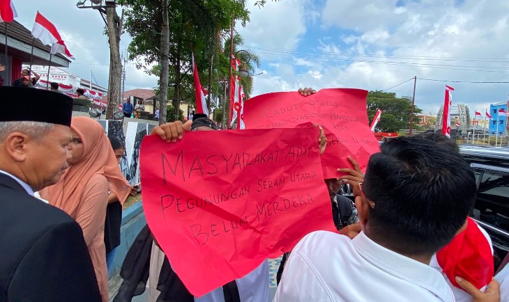 Mahasiswa Pegunungan Seram Utara yang tergabung dalam Aliansi SouUpaa Melawan dihalangi aparat saat ingin bertemu Gubernur Maluku dan memberikan surat tertulis yang dititipkan Kepala Tanah Negeri Manusela sebagai perwakilan Tetua Adat Pegunungan Seram Utara, Senin (17/8/2026).