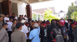 Masyarakat Negeri Buani gelar aksi demonstrasi di depan kantor Gubernur Maluku, Rabu (9/9/2026).