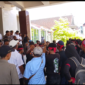 Masyarakat Negeri Buani gelar aksi demonstrasi di depan kantor Gubernur Maluku, Rabu (9/9/2026).