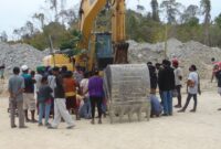 Aksi pemasangan sasi oleh warga Aru di salah lokasi tambang ilegal. Kamis, 24 September 2026. Foto: JD/MN. 
