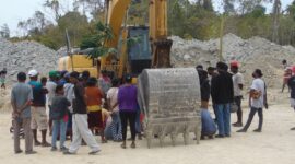 Aksi pemasangan sasi oleh warga Aru di salah lokasi tambang ilegal. Kamis, 24 September 2026. Foto: JD/MN. 