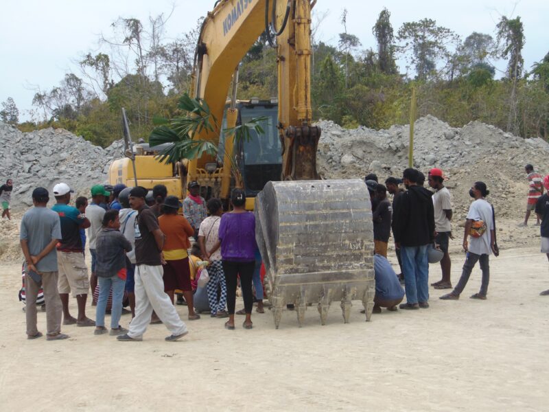 Aksi pemasangan sasi oleh warga Aru di salah lokasi tambang ilegal. Kamis, 24 September 2026. Foto: JD/MN. 