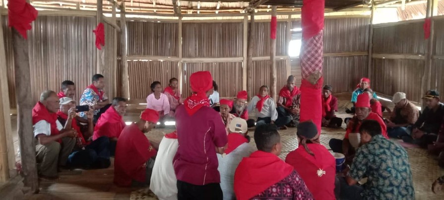 10 Negeri Adat di Tehoru Pasang Sasi Tanah, Tolak Perluasan Taman Nasional Manusela dan Pal HPK 4 Perkumpulan di Rumah Adat
