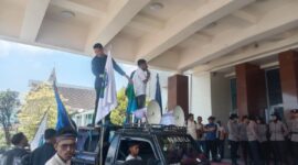 Mahasiswa kabupaten Maluku Barat daya mengelar aksi demonstrasi di kantor gubernur Maluku. Senin, (5/10/2026). Foto: Mn/Ms. 